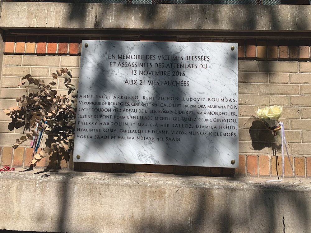 30d-LaBelleEquipe_PlaqueSurPalaisDeLaFemme94rueCharonne_ok copie.jpg