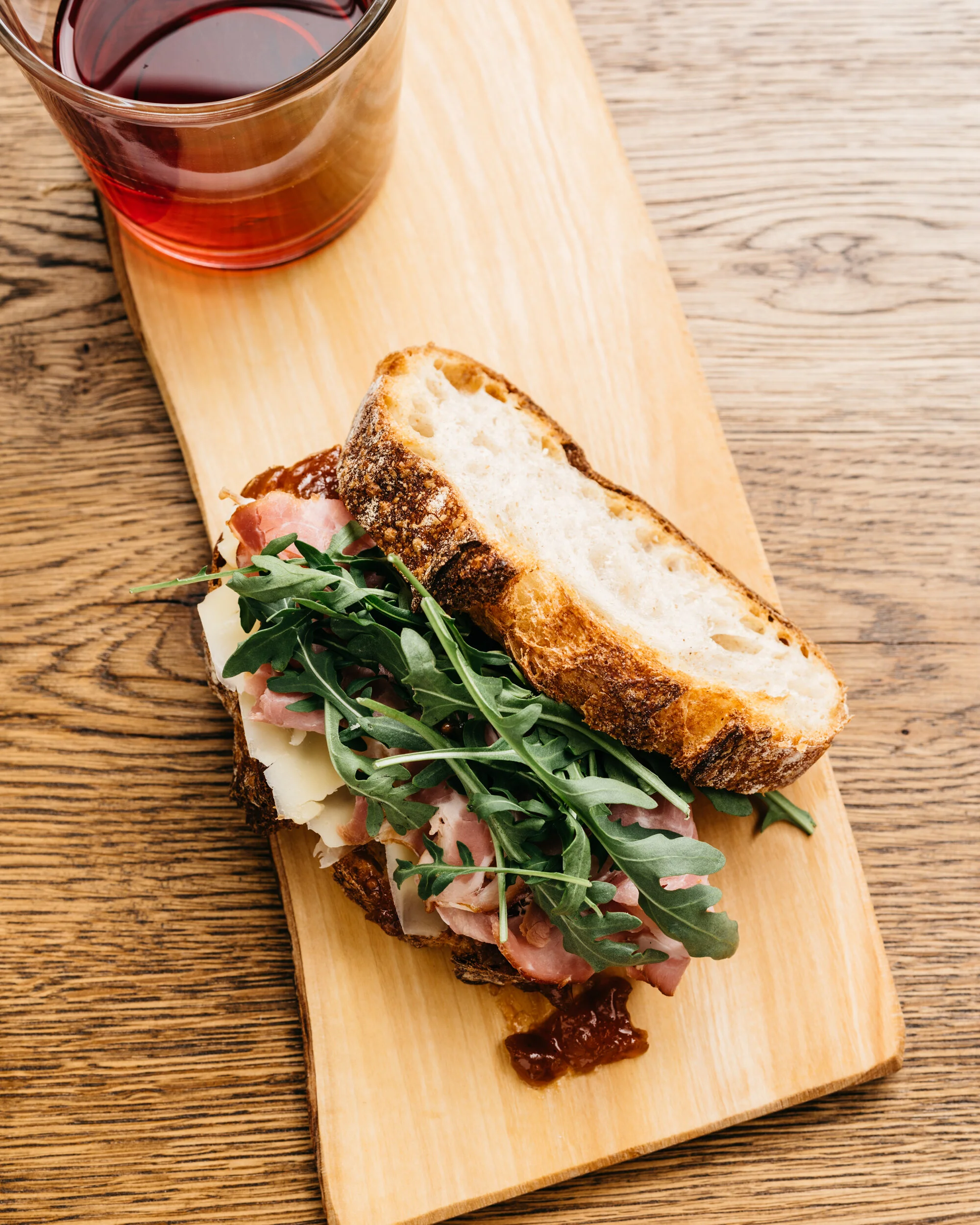 Cheddar, Chutney and Ham Sandwich with Arugula