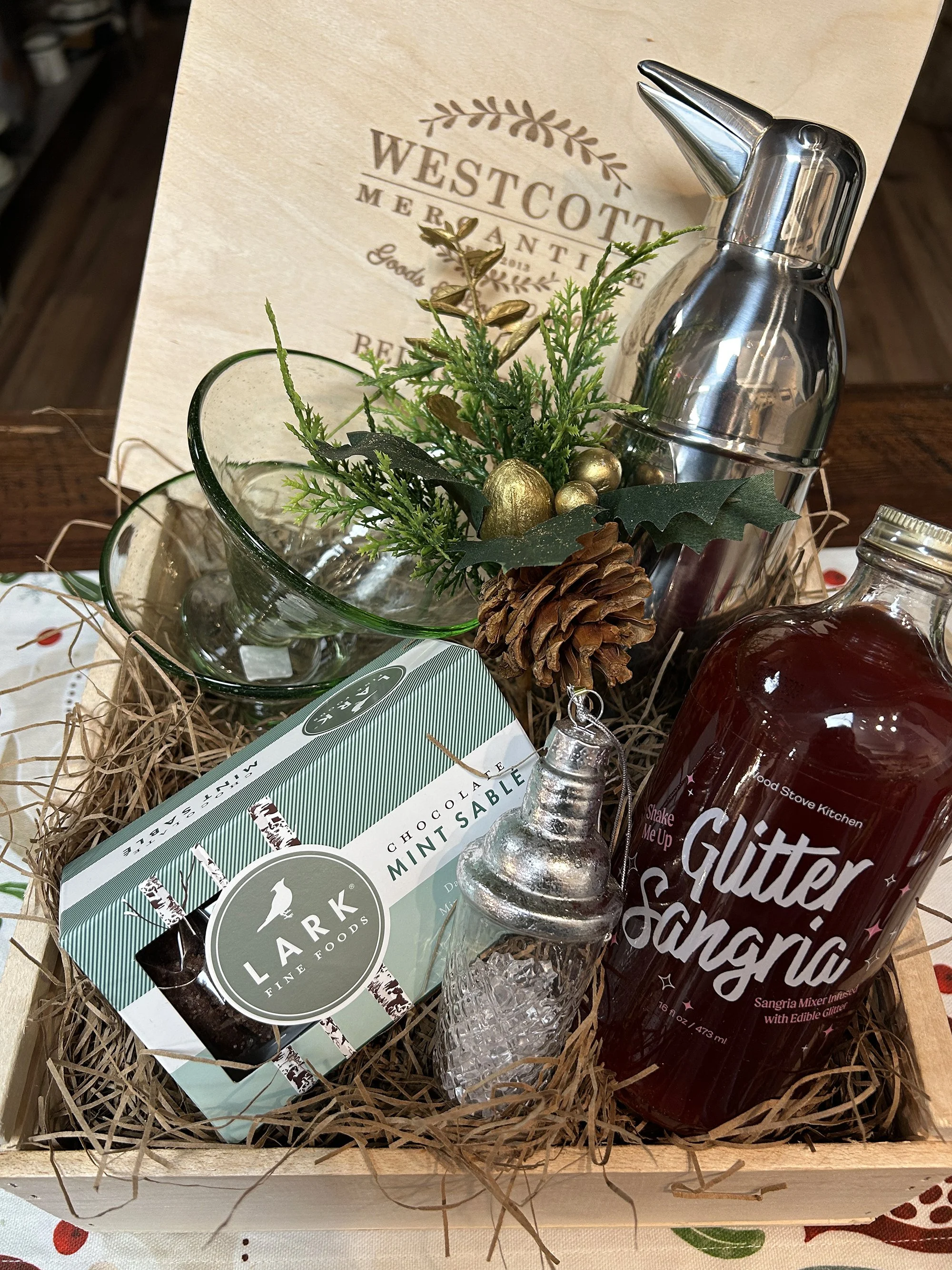 wm_giftbox_3hollyjolly.jpg