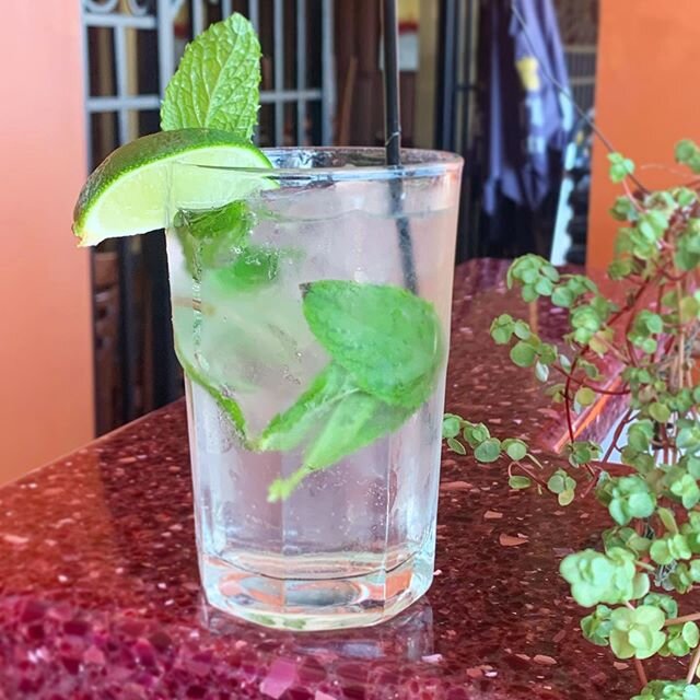 Mojitos with rum or gin? Lemon or lime ? Cucumbers or peaches ? So many ways to make this refreshing classic unique 🍃☀️