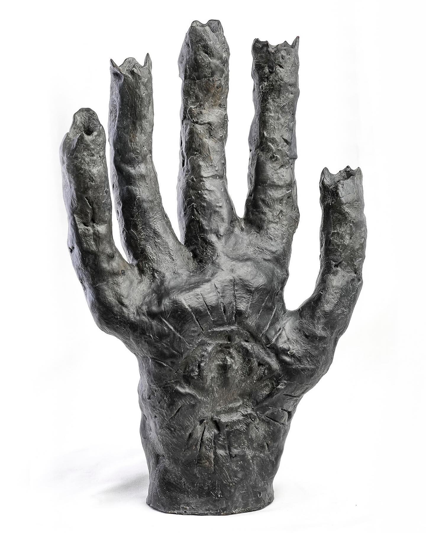 Vessel (Hand) by @henryhusseystudio #naturalism #newshow #reconnect #nature #discover #emergingart #picoftheday #today #artnews #artnet #artnewspaper #london #artcollection #kunstsammlung #zeitgen&ouml;ssischekunst #sammler #sculpture #artdealer #use