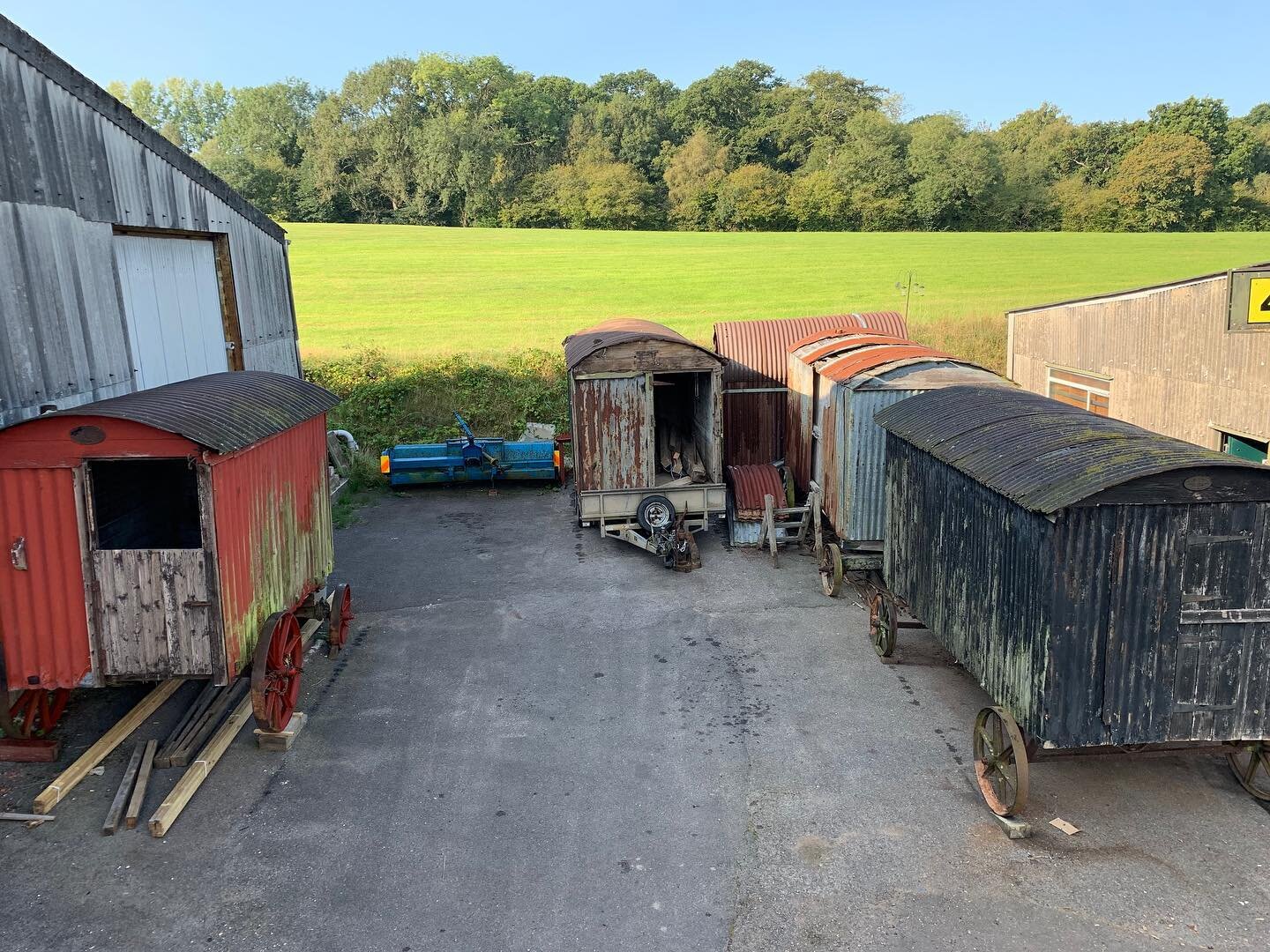 Six huts at the workshop  and more to be fixed and rehomed 🤪  Been having a hut shuffle today as we&rsquo;re getting a little full 😬
Thanks #maxpearce91 for braving &ldquo;being stupid enough&rdquo; this forklift photo 😂. #shepherdshuts #garden #s