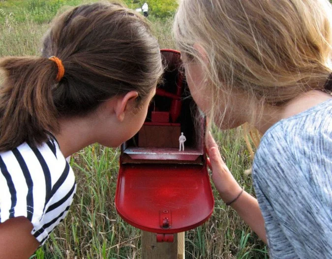Looking-into-mailbox-675x527.jpg