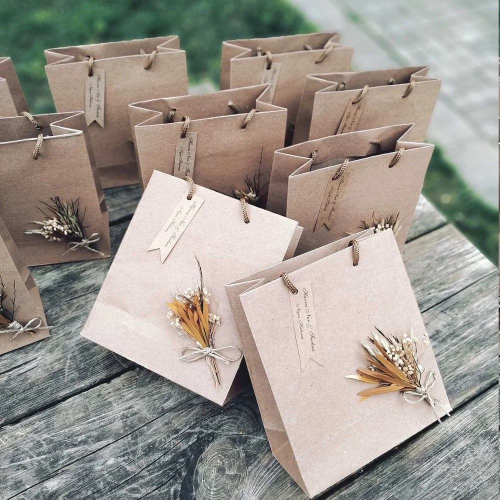 What to Put in Wedding Hotel Bags? Ideas and Checklist