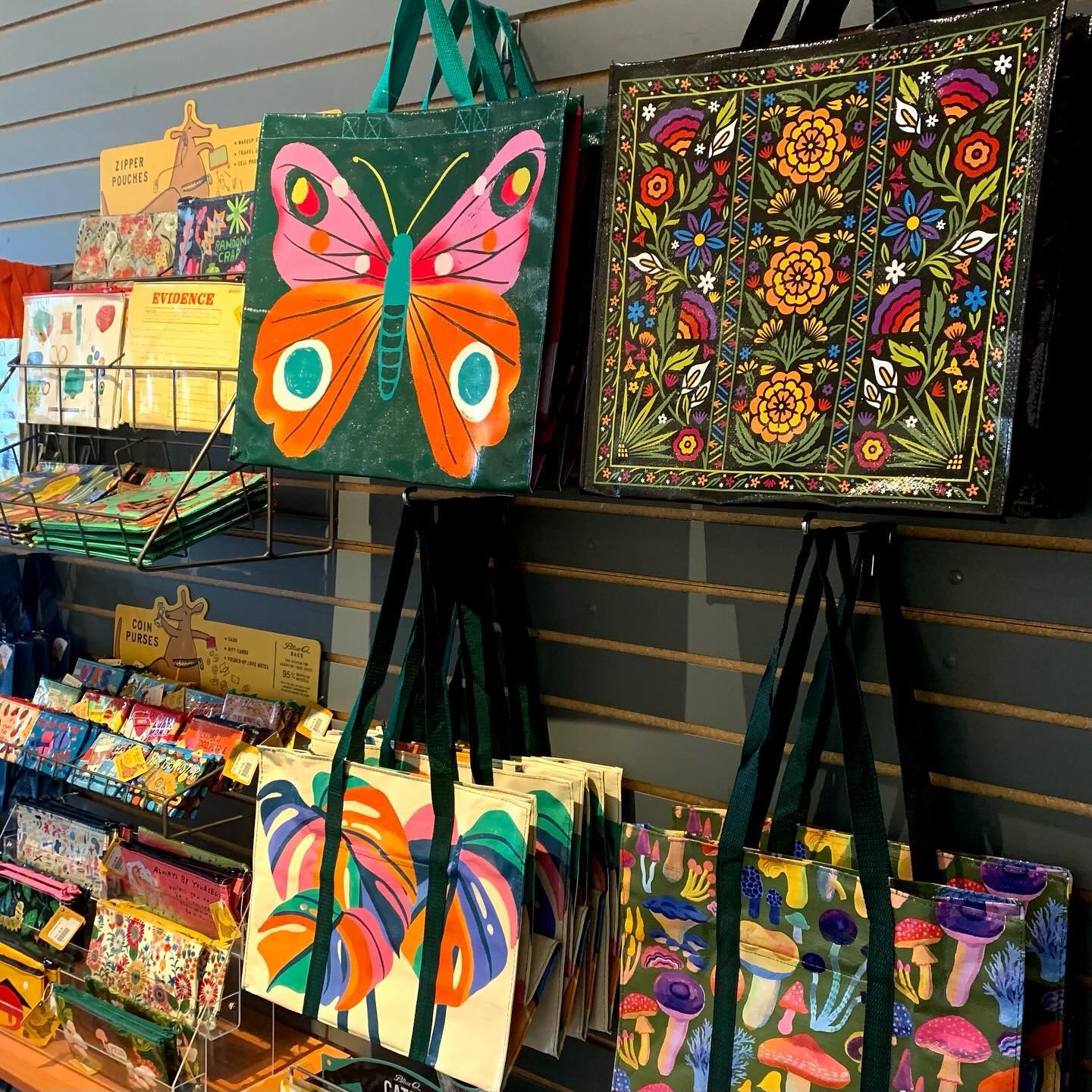 These great tote bags from @blue_q are great for grocery shopping and also make a great swim/ beach bag. 🦋 🏖️