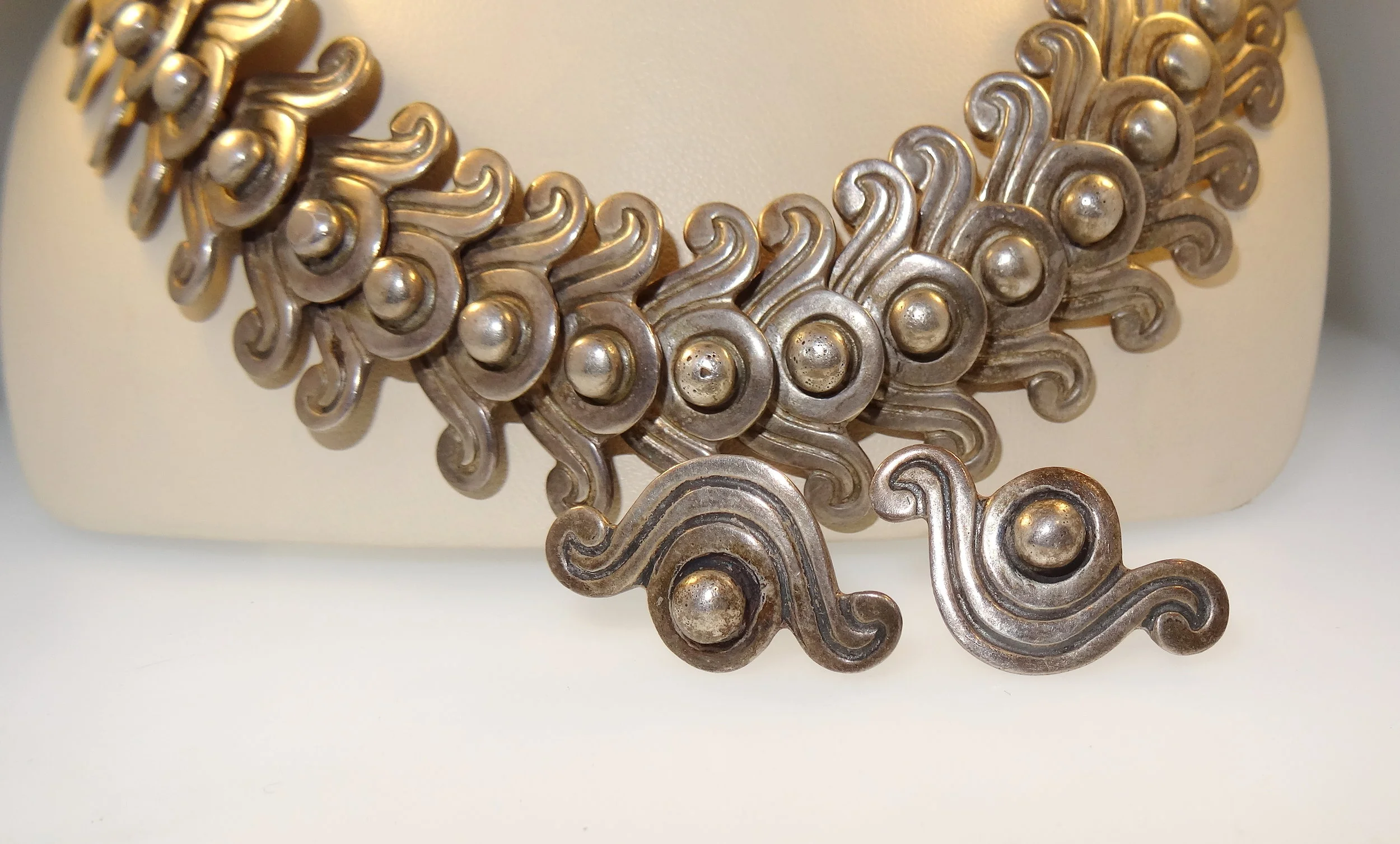 Circa mid 1940's, this style has stood the test of time. Imitations of this necklace are still being made. 