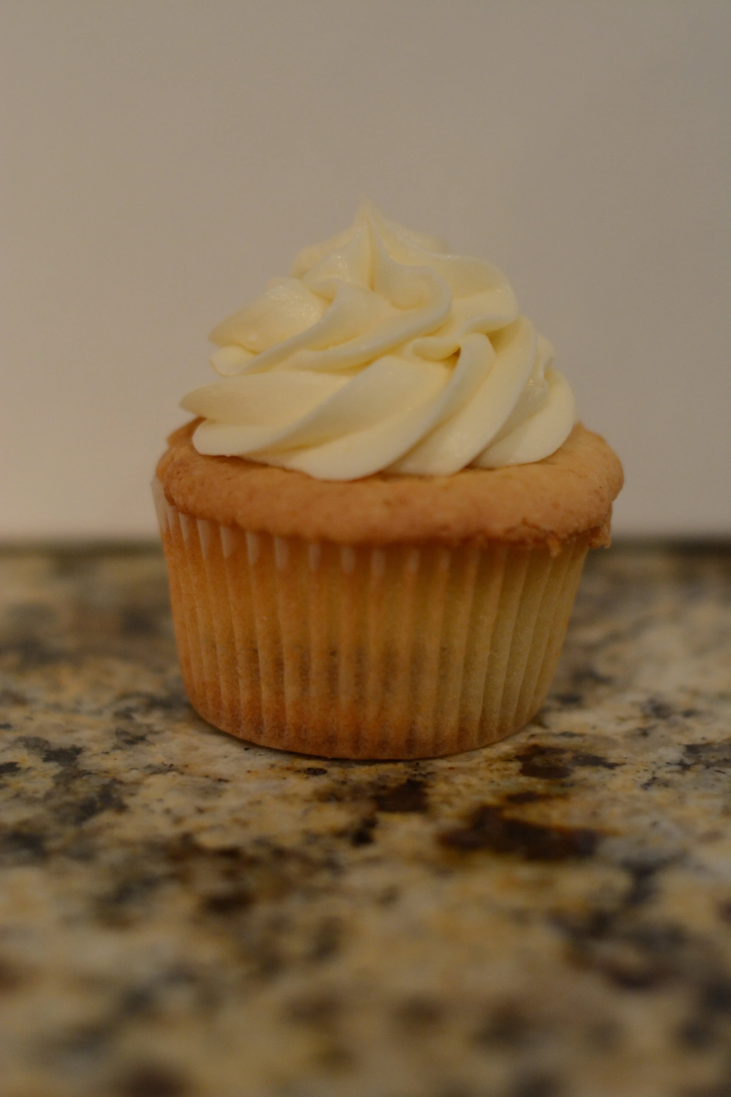 Simply VanillaRich, fluffy vanilla bean cake that compliments any frosting to perfection. Add a little pizzazz and turn your vanilla into a confetti cupcake. Contains: Milk