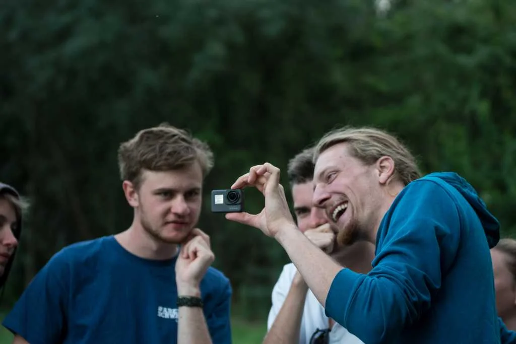 Nikolaj (rechts) zeigt seine ersten Tauchaufnahmen.