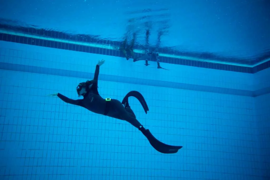 Sophie beim Freediving Kurs im Pool.