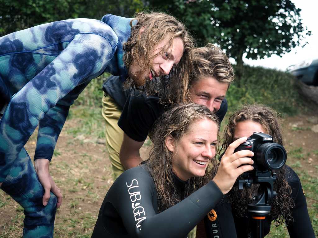 Sophie mit den anderen Camp Teilnehmern beim Betrachten der Fotos des Tages.
