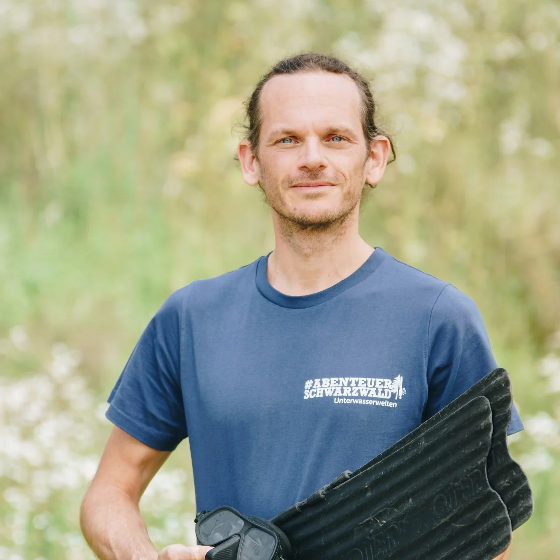 Daniel Bichsel | Unterwasserwelten ProjektDirekt vor unserer Haustüre gibt es eine Welt, die für die meisten von uns verborgen ist und bleibt. Es sind die Seen und Flüsse unserer Region, die voller Lebewesen und faszinierender Unterwasserlandschafte…