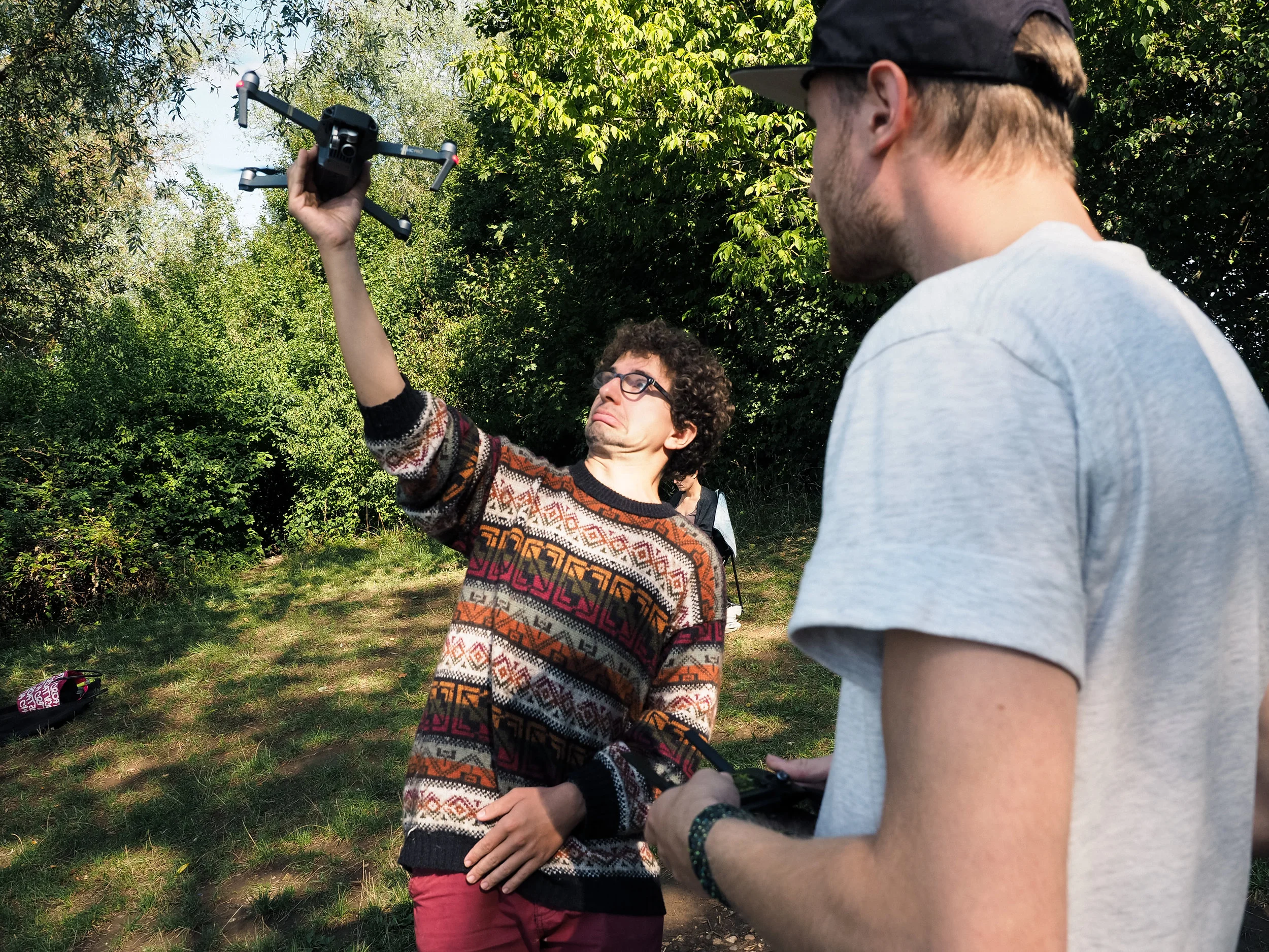 Stephan beim souveränen Landen seiner Drohne in Adrians Hand.