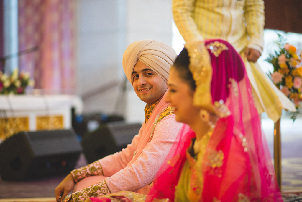 destination-wedding-photography-dubai-into-candid-gurudwara-rv-047.jpg