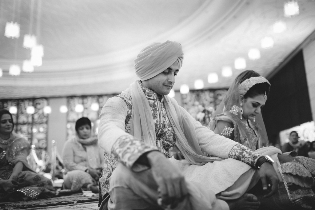 destination-wedding-photography-dubai-into-candid-gurudwara-rv-057.jpg