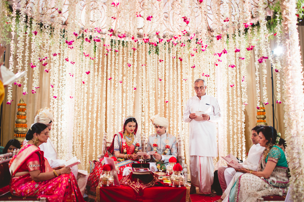 saharastar-mumbai-hindu-wedding-photography-intocandid-ma-33.jpg