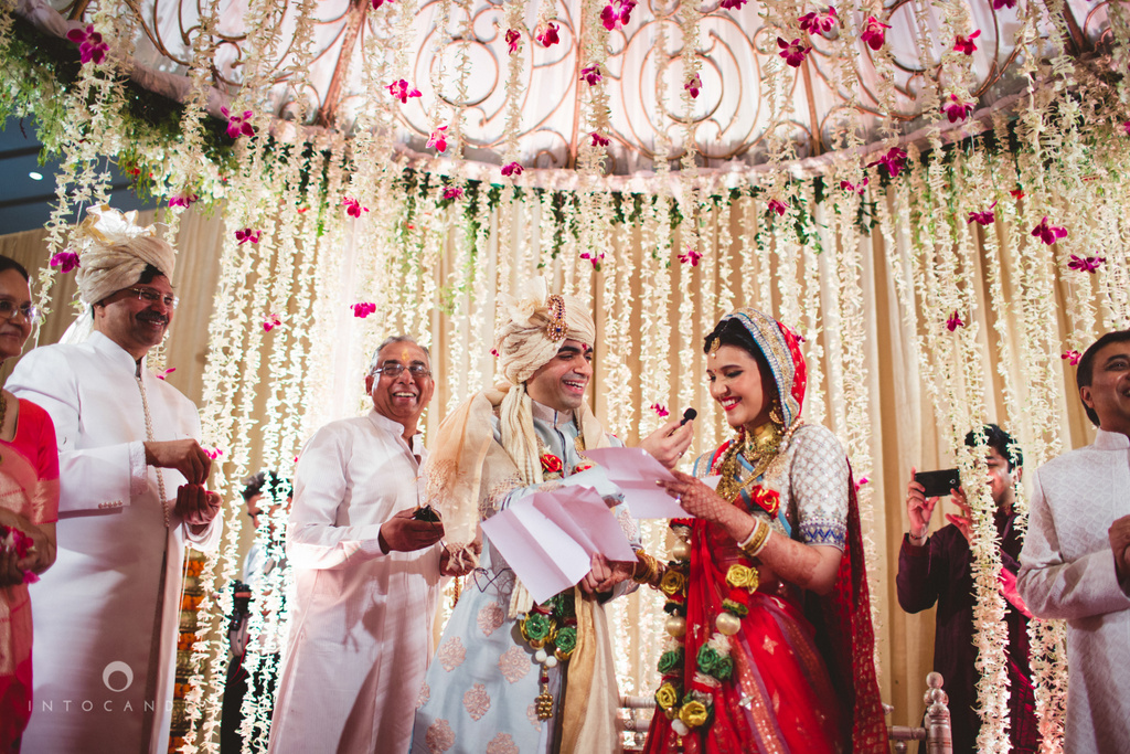 saharastar-mumbai-hindu-wedding-photography-intocandid-ma-45.jpg