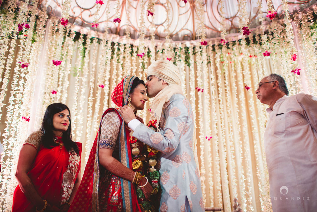 saharastar-mumbai-hindu-wedding-photography-intocandid-ma-48.jpg