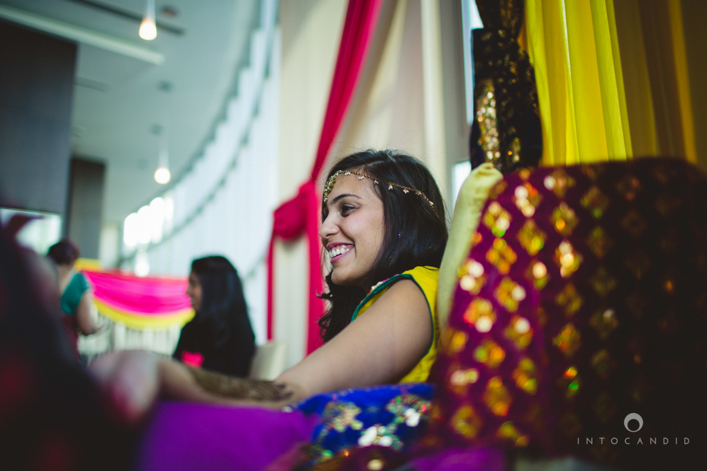 01-dubai-destination-wedding-into-candid-photography-mehendi-pr-10.jpg