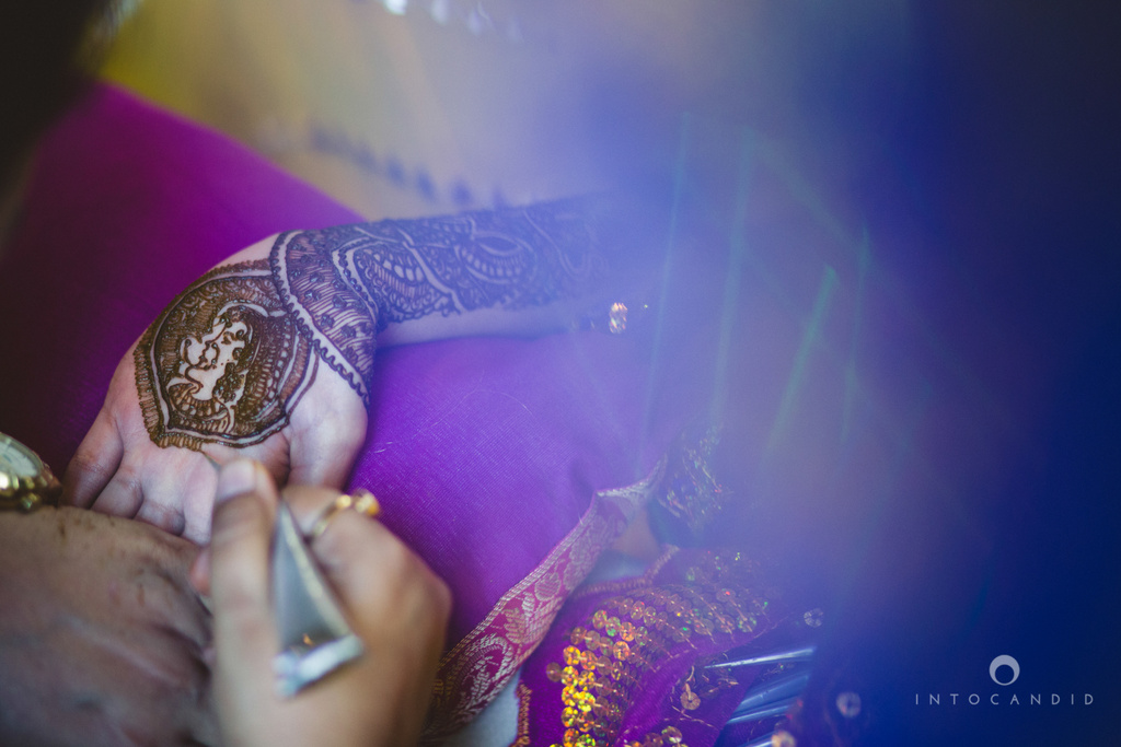 01-dubai-destination-wedding-into-candid-photography-mehendi-pr-13.jpg