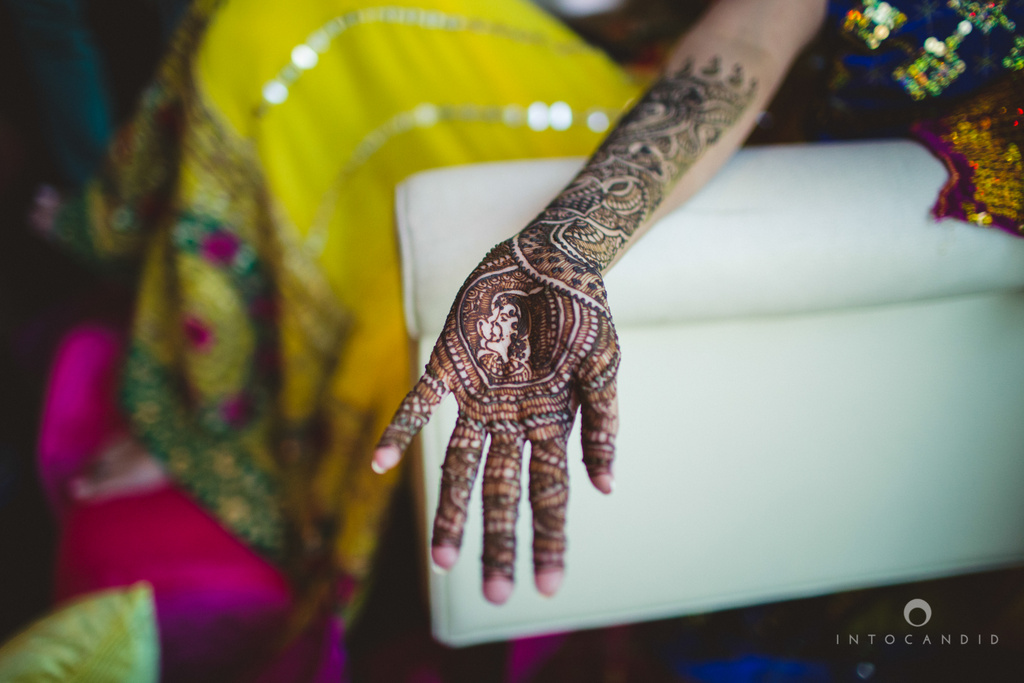 01-dubai-destination-wedding-into-candid-photography-mehendi-pr-16.jpg