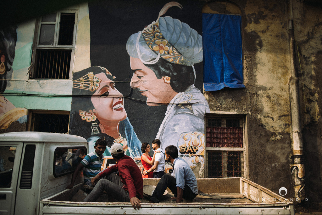 mumbai-street-prewedding-session-intocandid-wedding-photographer-ankitavikrant-07.jpg