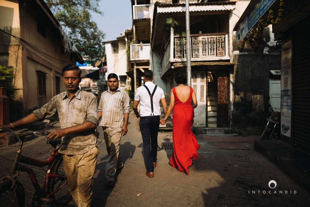 mumbai-street-prewedding-session-intocandid-wedding-photographer-ankitavikrant-11.jpg