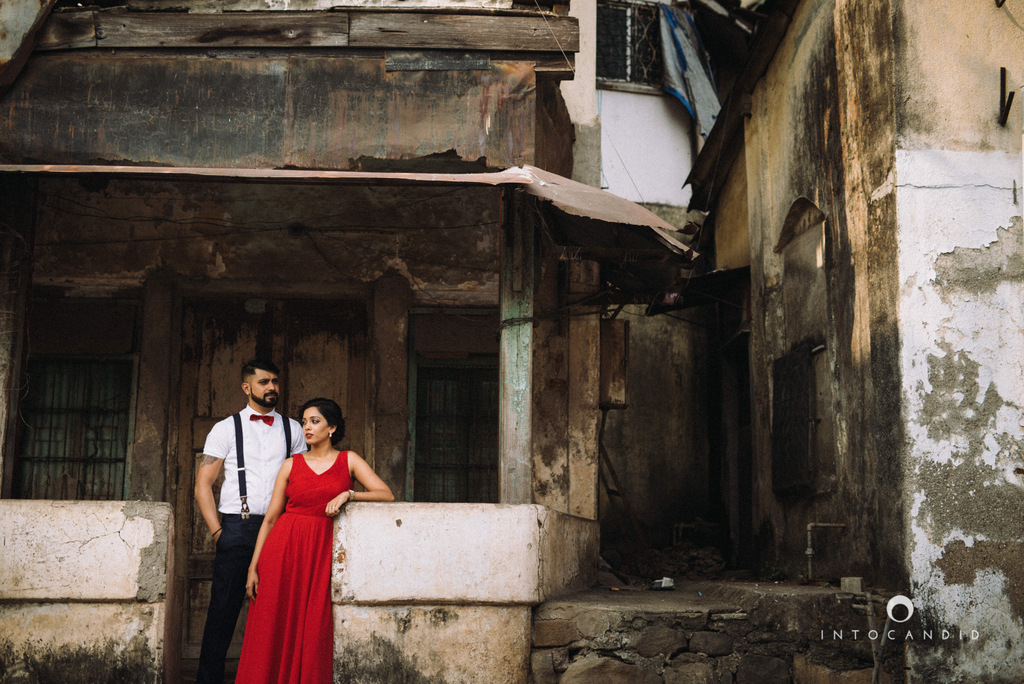 mumbai-street-prewedding-session-intocandid-wedding-photographer-ankitavikrant-14.jpg