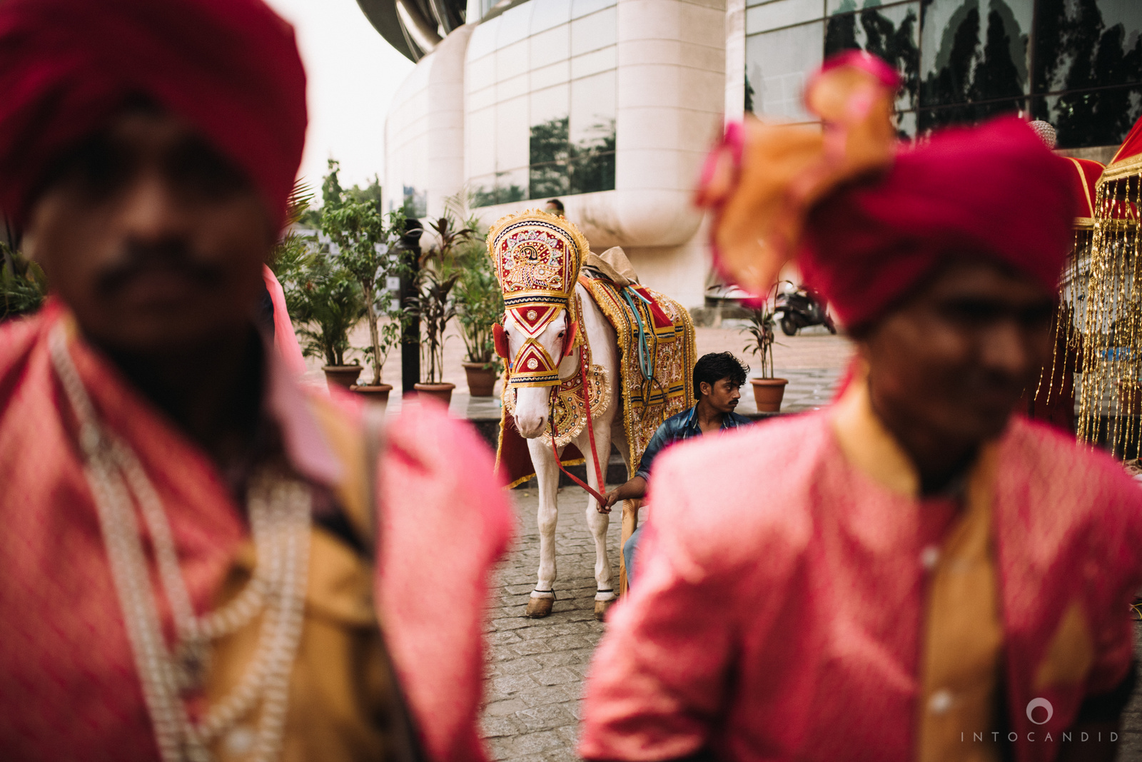 mumbai_wedding_photographer_intocandid_saharastar_ketan_manasvi_ts_014.jpg