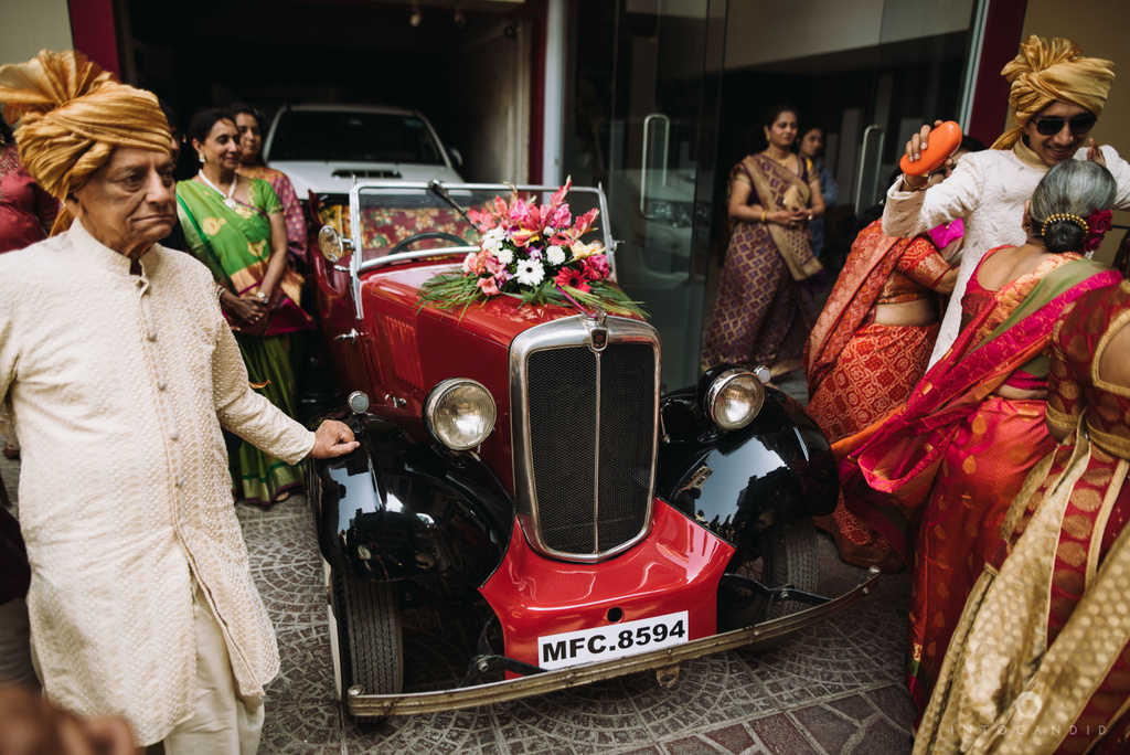 candid_wedding_photographer_mumbai_outdoor_gujarati_wedding_photographer_ketan_manasvi_34.jpg