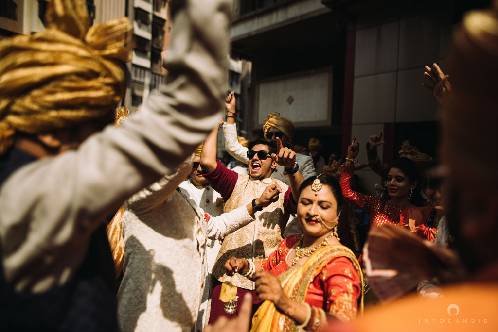 candid_wedding_photographer_mumbai_outdoor_gujarati_wedding_photographer_ketan_manasvi_36.jpg