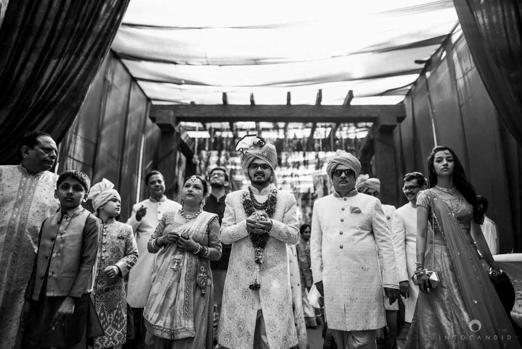 candid_wedding_photographer_mumbai_outdoor_gujarati_wedding_photographer_ketan_manasvi_44.jpg