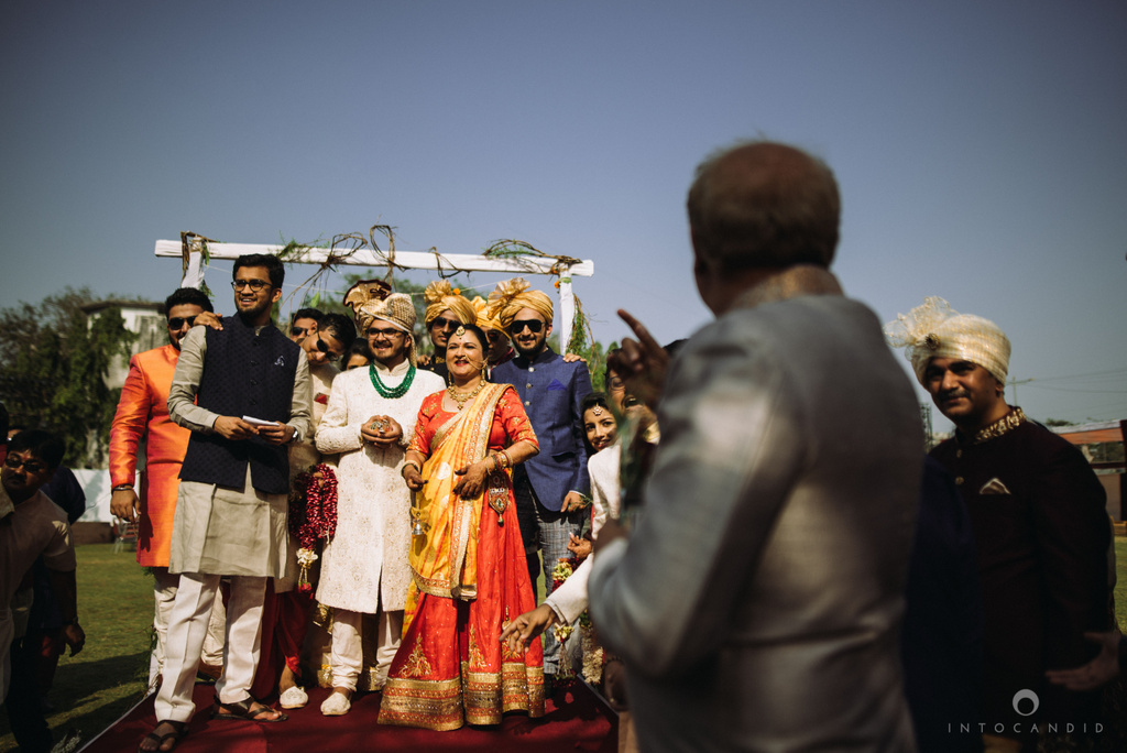 candid_wedding_photographer_mumbai_outdoor_gujarati_wedding_photographer_ketan_manasvi_45.jpg
