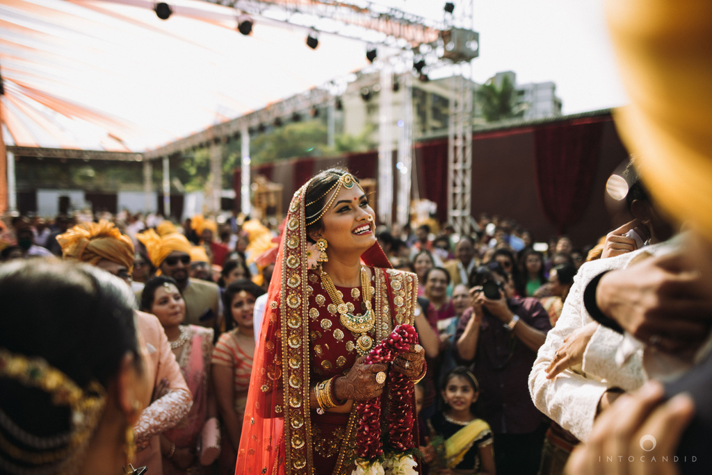 candid_wedding_photographer_mumbai_outdoor_gujarati_wedding_photographer_ketan_manasvi_48.jpg