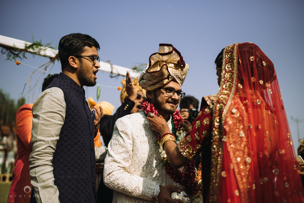 candid_wedding_photographer_mumbai_outdoor_gujarati_wedding_photographer_ketan_manasvi_49.jpg