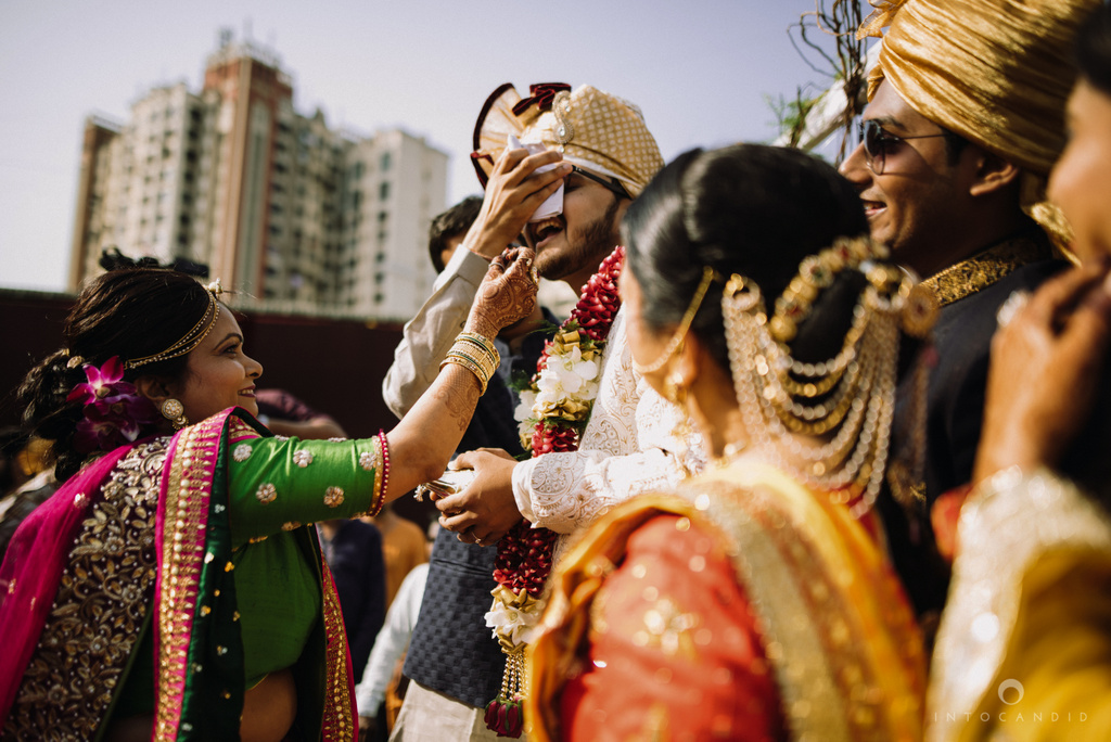 candid_wedding_photographer_mumbai_outdoor_gujarati_wedding_photographer_ketan_manasvi_51.jpg