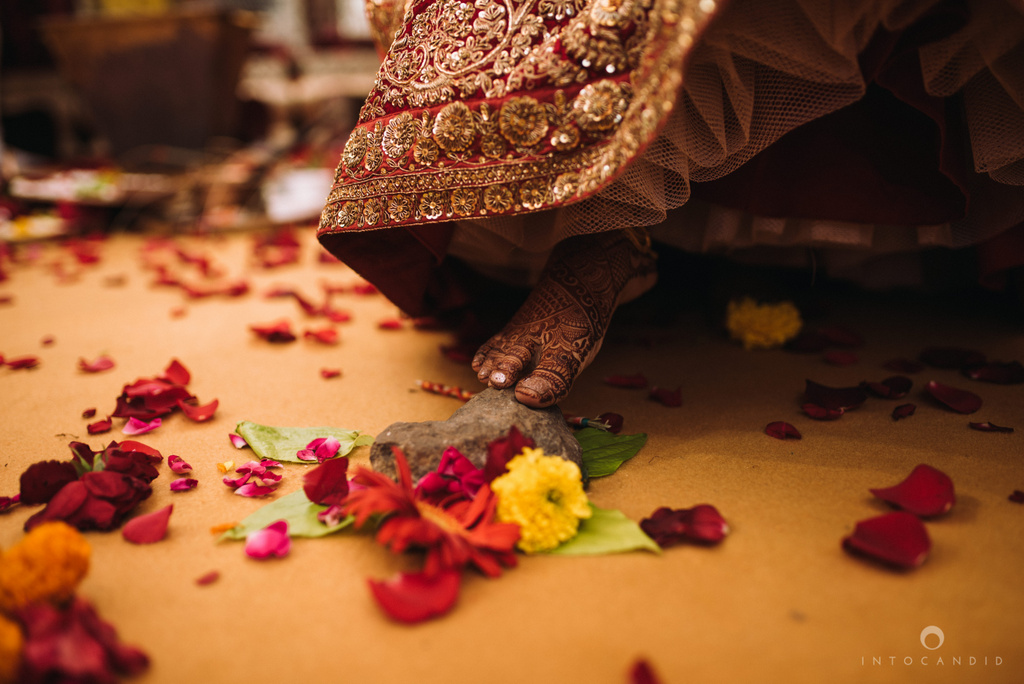 candid_wedding_photographer_mumbai_outdoor_gujarati_wedding_photographer_ketan_manasvi_67.jpg