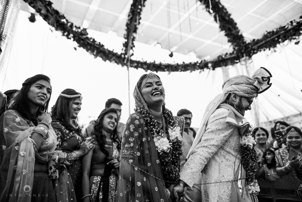 candid_wedding_photographer_mumbai_outdoor_gujarati_wedding_photographer_ketan_manasvi_68.jpg