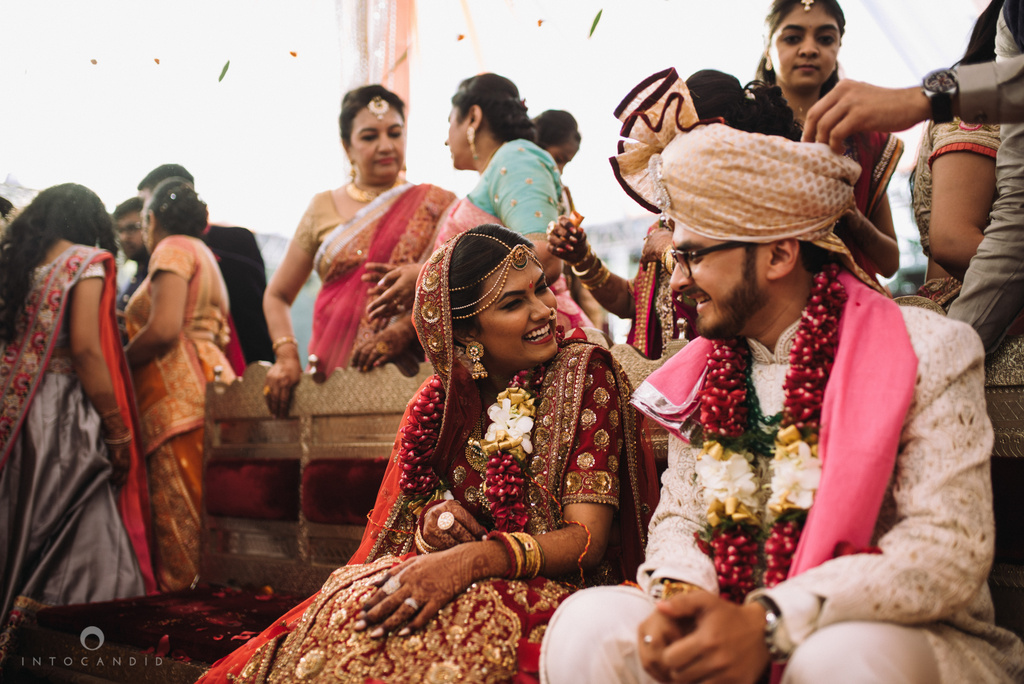 candid_wedding_photographer_mumbai_outdoor_gujarati_wedding_photographer_ketan_manasvi_71.jpg