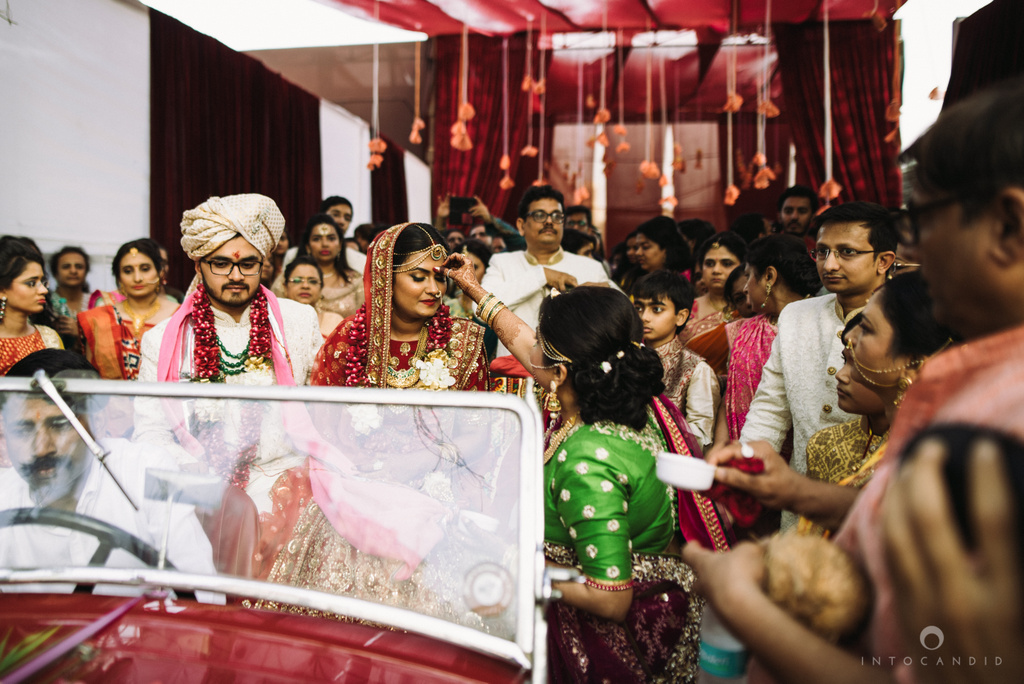 candid_wedding_photographer_mumbai_outdoor_gujarati_wedding_photographer_ketan_manasvi_76.jpg
