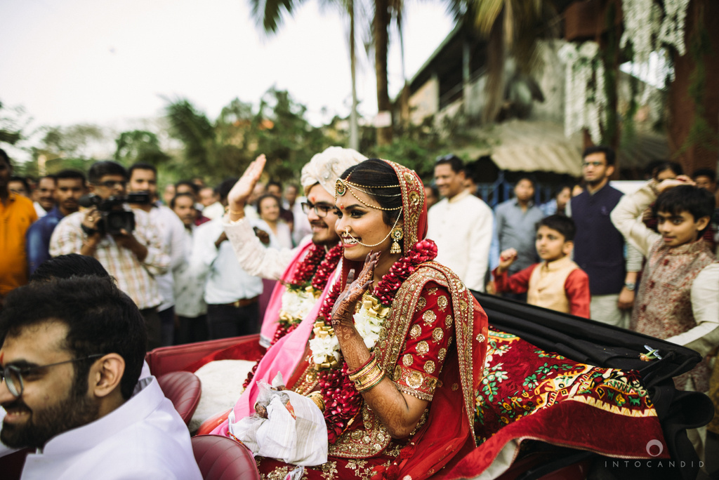candid_wedding_photographer_mumbai_outdoor_gujarati_wedding_photographer_ketan_manasvi_80.jpg