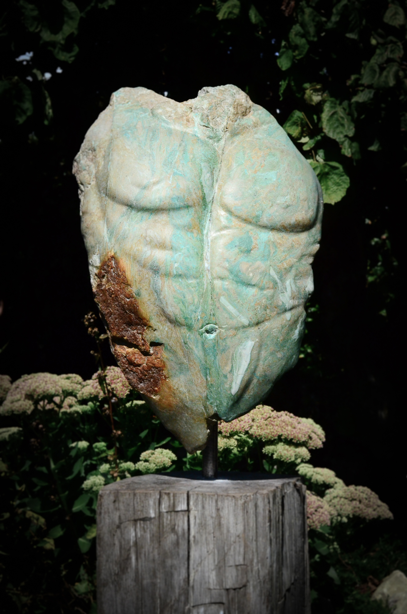Titel: Strength, Mannenlijk torso. Gemaakt van Serpentein. Dit beeld is verkocht.