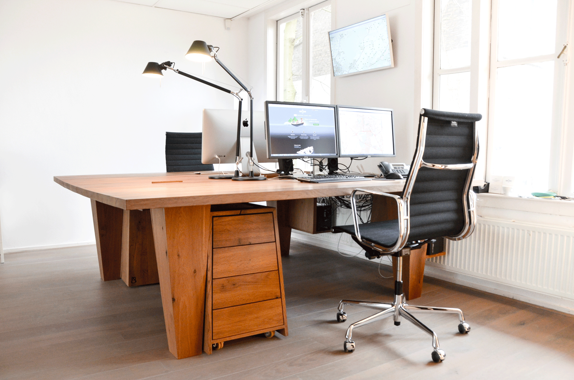 Dit prachtige bureau en laden kastjes zijn door ons ontworpen en gemaakt van gerookt eiken. Ook de volgende meubelen zijn van gerookt eiken, gemaakt in opdracht voor de directie kamer. Amsterdam