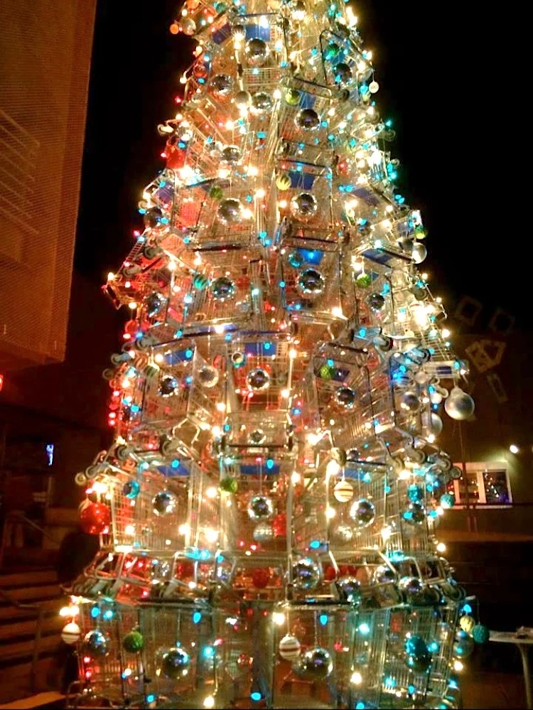  A tree made out of shopping carts....*SIGH*