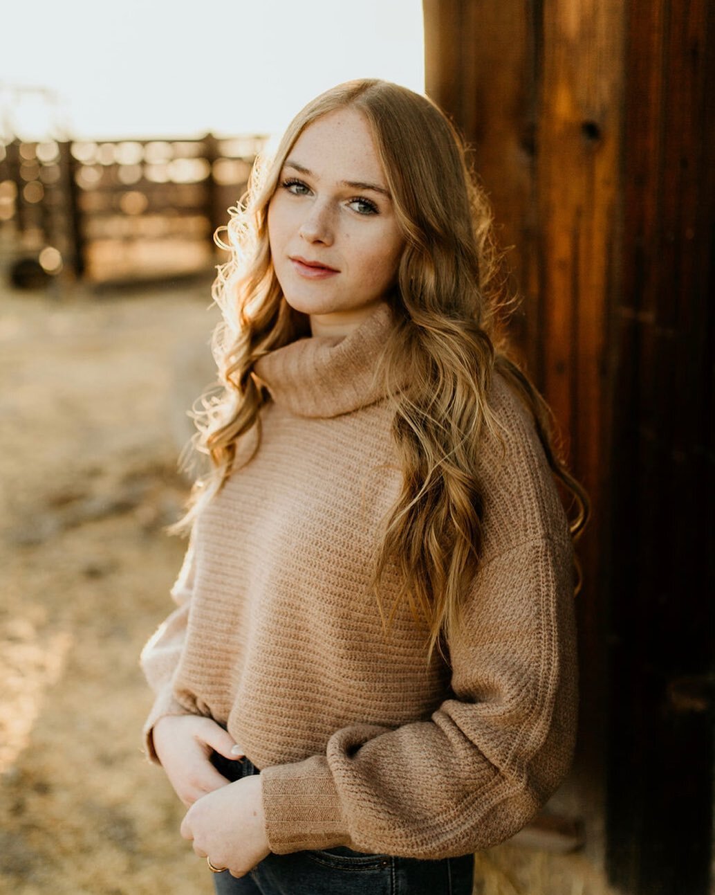 a cozy fall senior portrait for your monday! can&rsquo;t believe november is half way over. literally so insane!!