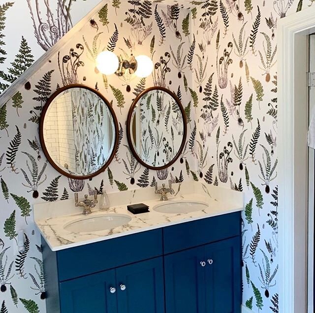 Prettiest powder room with the ferns wallpaper in white. 🌿