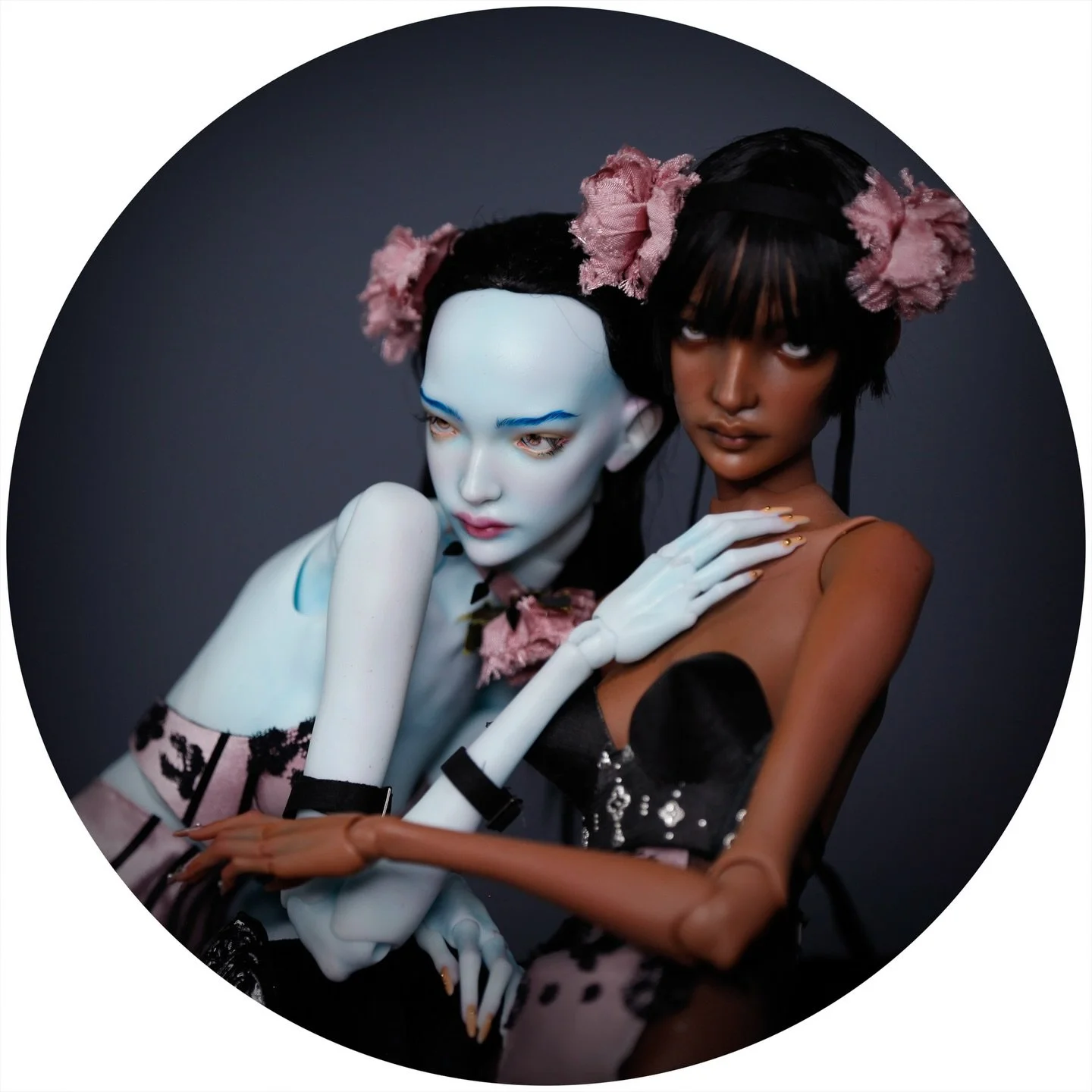 These girls available this Sunday! The last girls of 2025. 

A 4th Gen Idea Blue Blood and a 4th Gen Idea Ebony Silk. The same face sculpt and yet they look so completely different! Which girl would you take home if you could?

See their details on o
