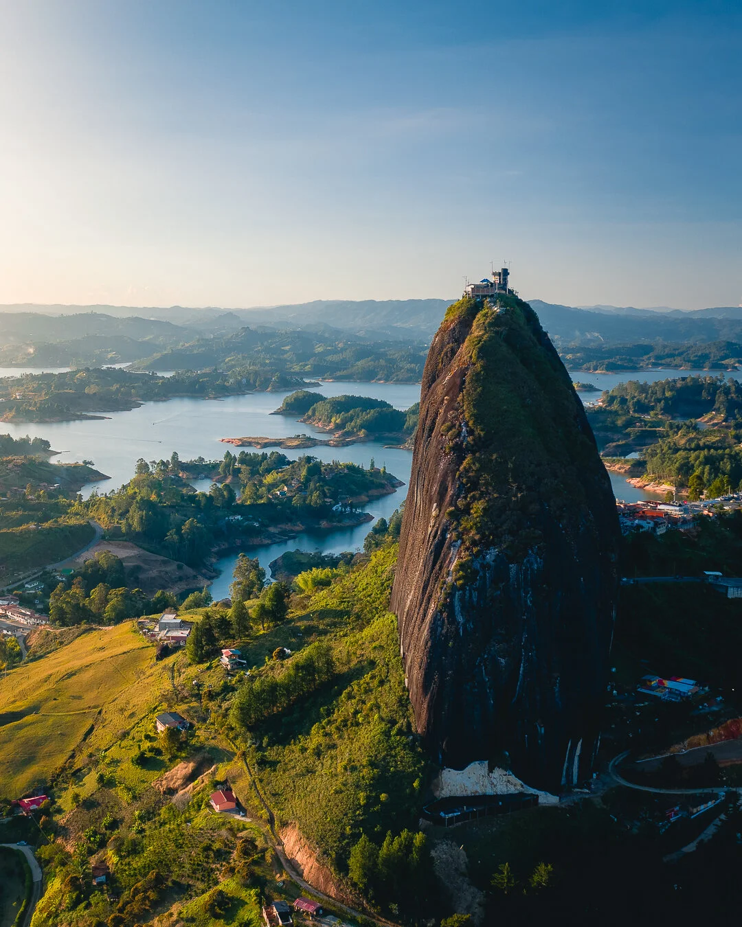 https://images.squarespace-cdn.com/content/v1/57f96248d482e9a19e507a7e/1587446975617-4IOLAT0CYS5ILIA8V9EW/Guatape%2BPenol%2BLaguna%2Bde%2BGuatap%C3%A9%2BColumbia%2BLake%2BDrone%2BView%2BAerial%2BMavic%2B2%2BPro