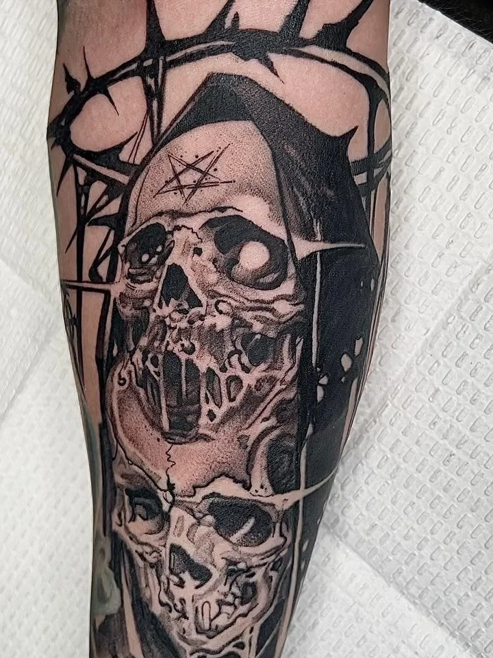 🩸 💀 

(Swipe -> for photo)

#skulls #tattoo #darkart #blackworktattoo #chicagoartist