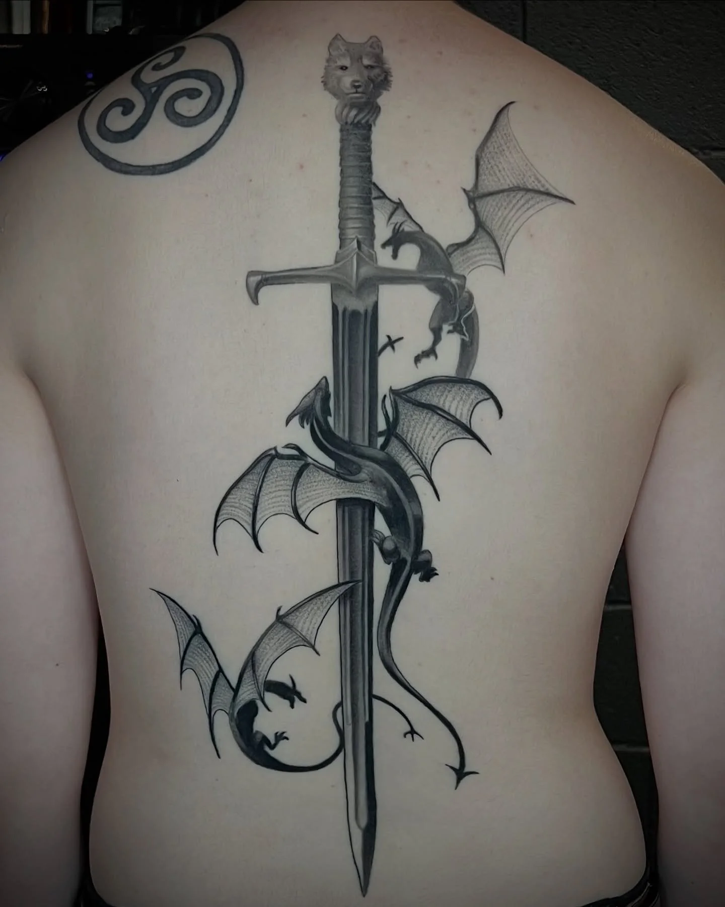 ⚔️ Jon Snow&rsquo;s Sword &ldquo;Longclaw&rdquo; ⚔️ 

>>> Swipe for details and video >>>

#gameofthrones #got #jonsnow #thenorthremembers #dragons #sword #swordtattoo #blackandgreytattoo #chicagoartist