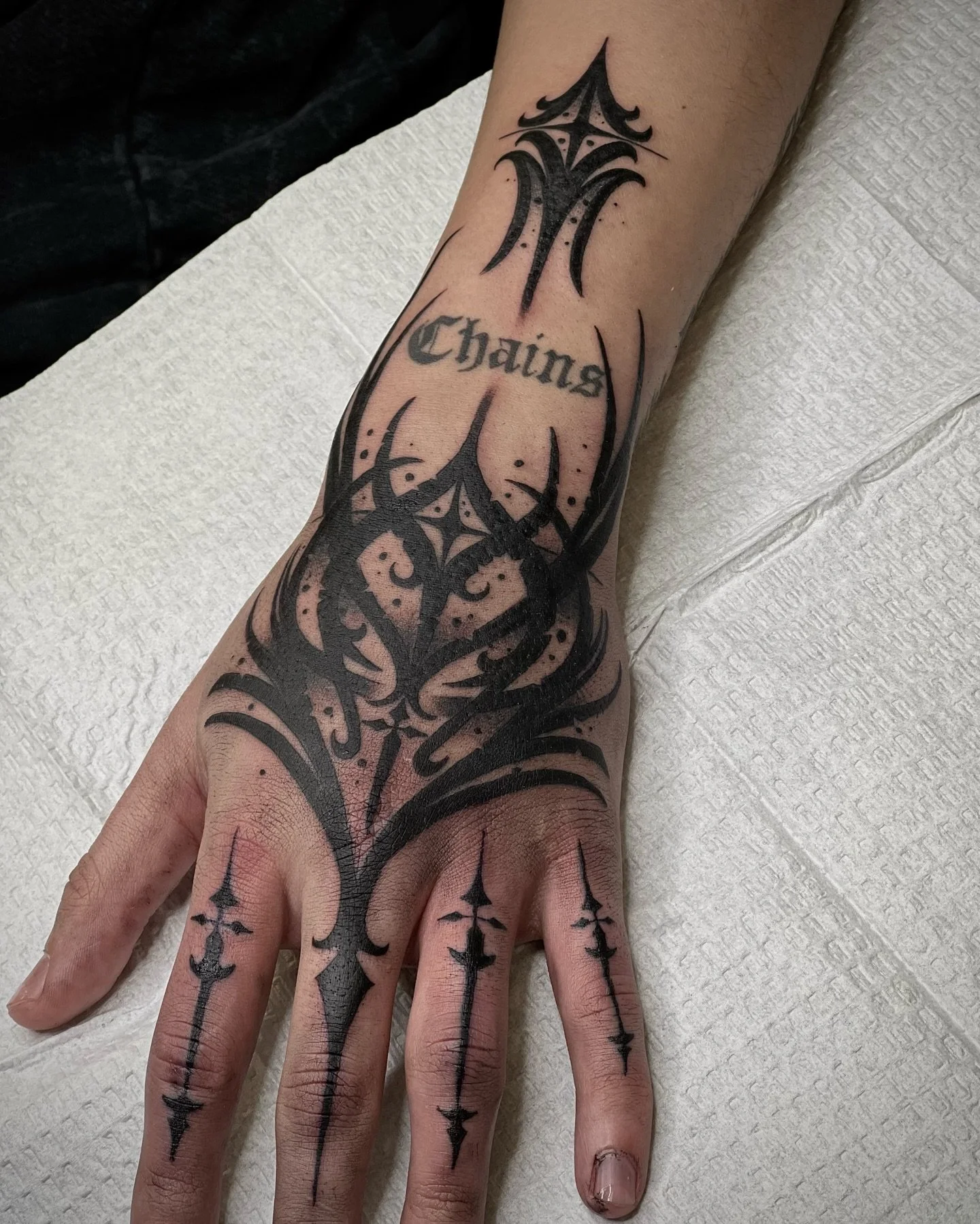 ⚫️⚫️⚫️
Had an awesome time designing this Blackwork hand piece. Would love to incorporate more of this kind of stuff in my work in the future 🤟.

#blackwork #handtattoo #darkart #chicagotattooartist